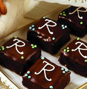 Monogrammed_Mini_Chocolate_Cakes