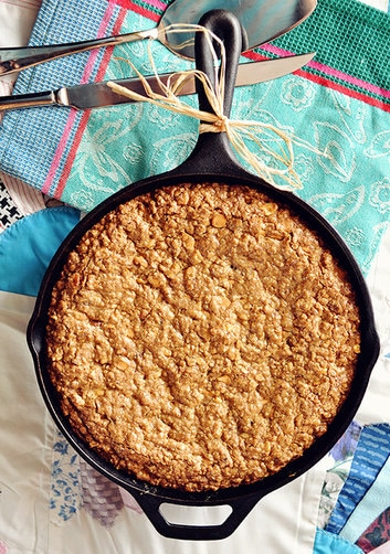 cast_iron_butterscotch-oatmeal_cookie_skillet_with_butterscotch-bourbon_drizzle2