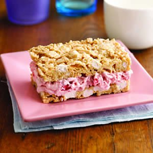 strawberry-marshmallow_crisp_ice_cream_sandwiches