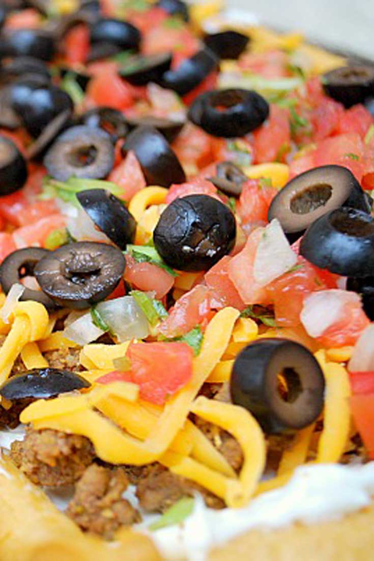 This Easy Taco Pizza is a great alternative to tacos (which our family loves!).  I’m always looking for new Mexican dishes because we love them so much.  This is so easy and something everyone in the family will love.