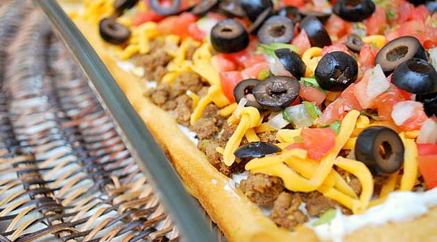 This Easy Taco Pizza is a great alternative to tacos (which our family loves!).  I’m always looking for new Mexican dishes because we love them so much.  This is so easy and something everyone in the family will love.