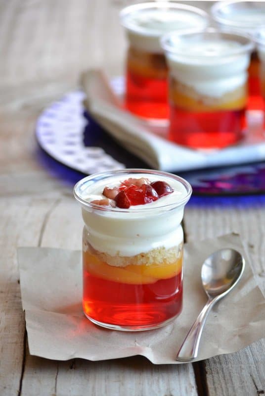 yogurt_trifle_with_gelatin_and_peaches