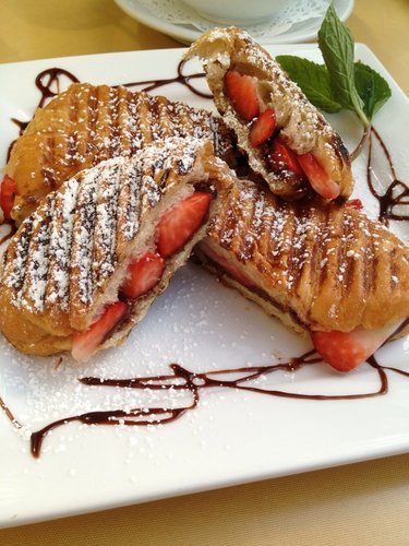 Chocolate_and_Strawberry_Grilled_Croissants