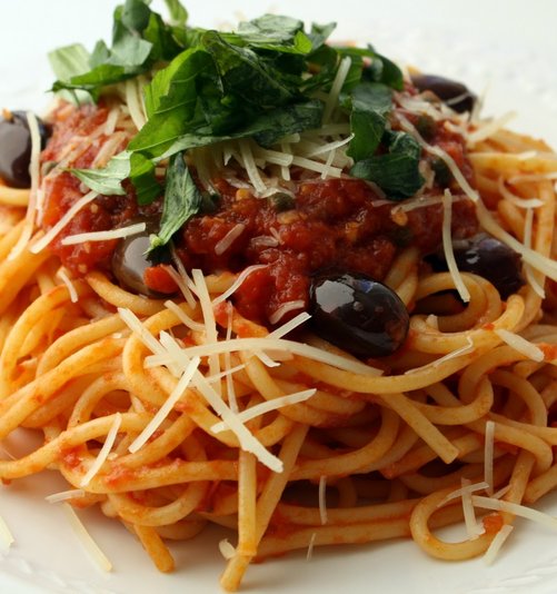 puttanesca_sauce_over_spaghetti