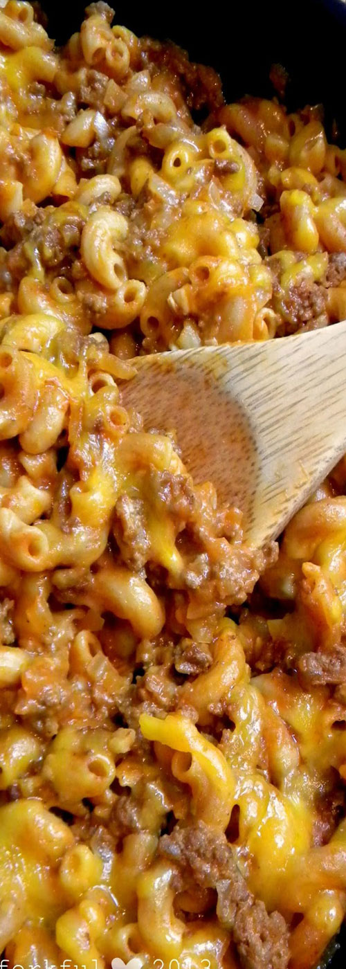 This tasty cheesy chili mac is so good your belly will say oh thank you, thank you (so will your family!). This one pan meal is ready in under an hour and there\'s almost no clean up. #easyrecipe #comfortfood #macandcheese