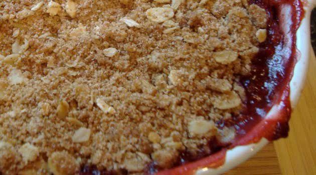 Strawberry Rhubarb Crumble Recipe - Strawberries and rhubarb are summer's best friends. So it makes sense to cook them up together in this quintessential crumble recipe that is perfect for any gathering.
