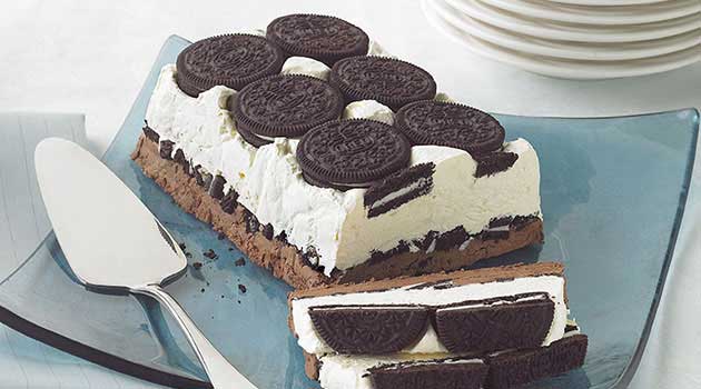 Here’s the adult version of milk and cookies, a Cookies and Cream Cake. A big yummy Oreo Cookie treat with a creamy filling that’s frozen, just so it can melt the hearts of dessert lovers everywhere.